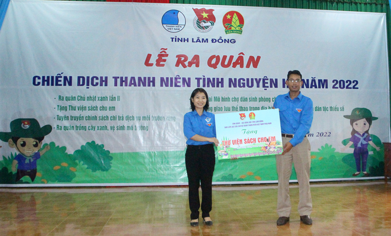 Trao tặng “Thư viện sách cho em” cho Huyện Đoàn Cát Tiên