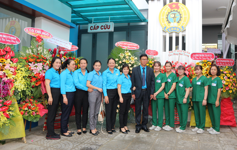 Ông Lê Ngọc Phúc - Phó Chủ tịch Thường trực Liên đoàn Lao động tỉnh thăm phòng khám cùng đội ngũ người lao động trong đơn vị và công đoàn viên