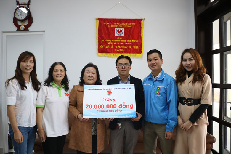 Trao 20 triệu đồng cho Chi hội Trí Tâm