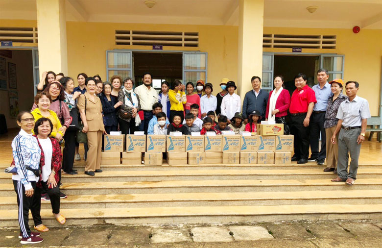 Hội Khuyến học tỉnh tiếp tục các hoạt động thiện nguyện giúp đỡ các trường và học sinh vùng sâu