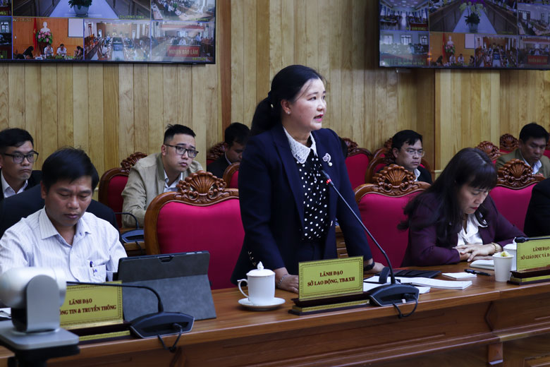 Đại diện lãnh đạo Sở Lao động Thương binh và Xã hội phát biểu tại phiên họp