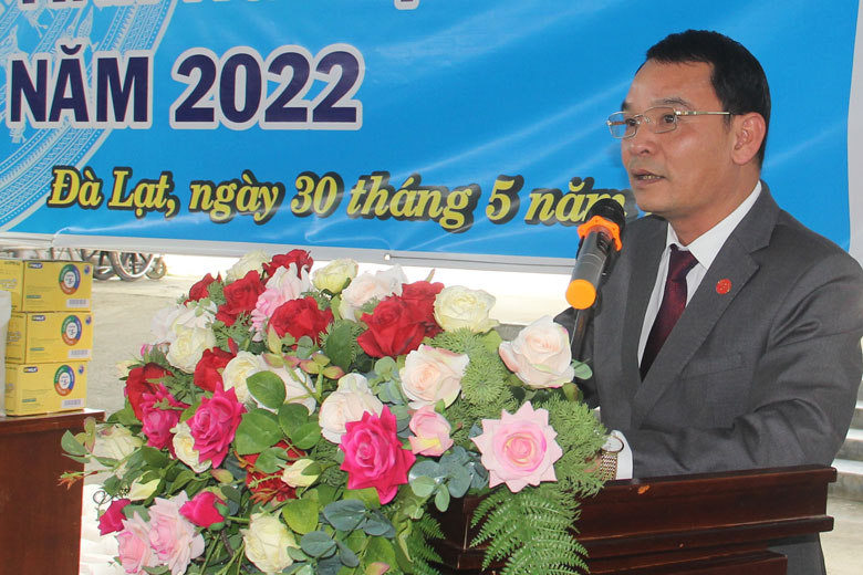Tặng 50 suất học bổng, 160 phần quà cho học sinh và người dân khó khăn