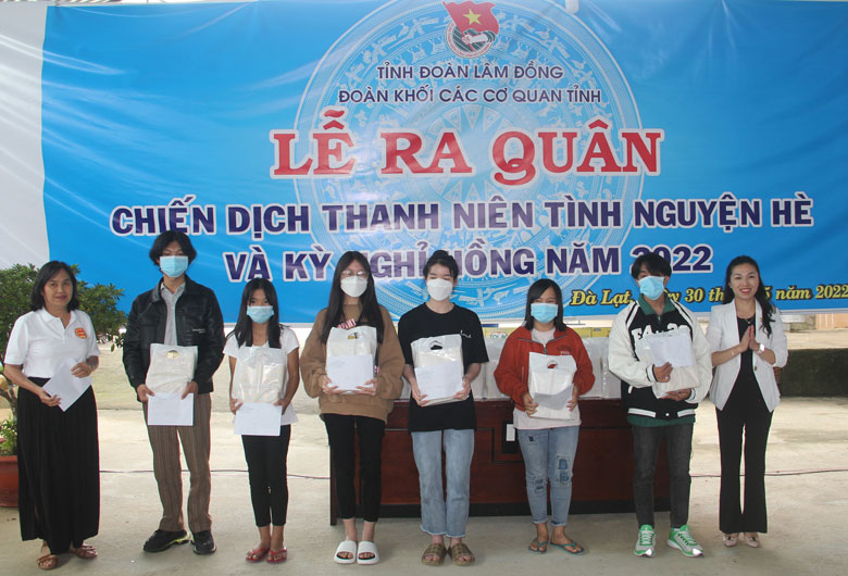 Trao quà và học bổng cho các em học sinh