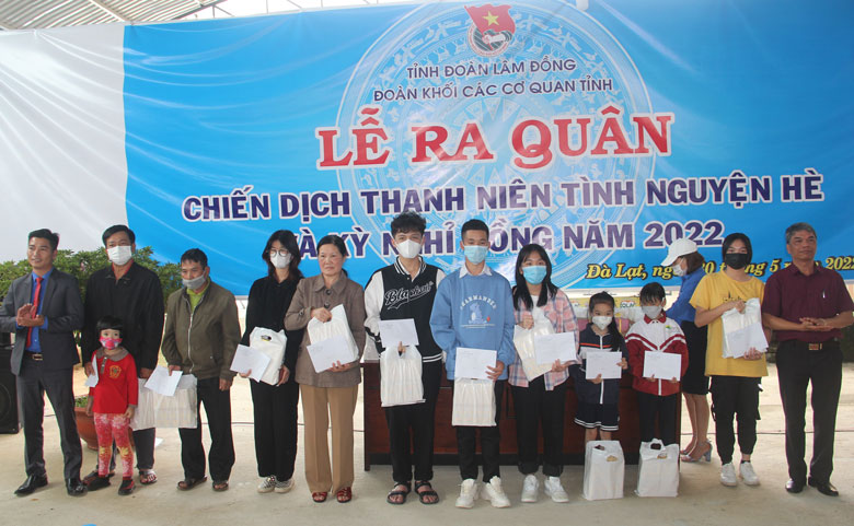 Trao quà cho các em học sinh và người dân có hoàn cảnh khó khăn