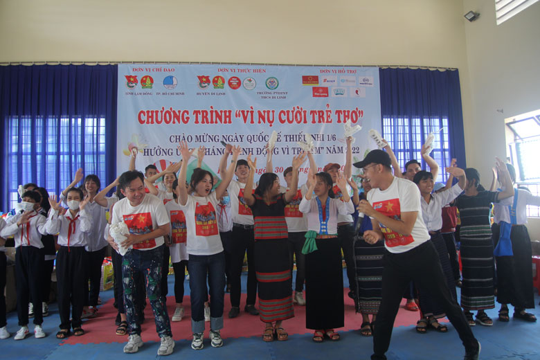 Đông đảo học sinh tham gia chương trình biểu diễn nghệ thuật cùng các anh chị nghệ sỹ