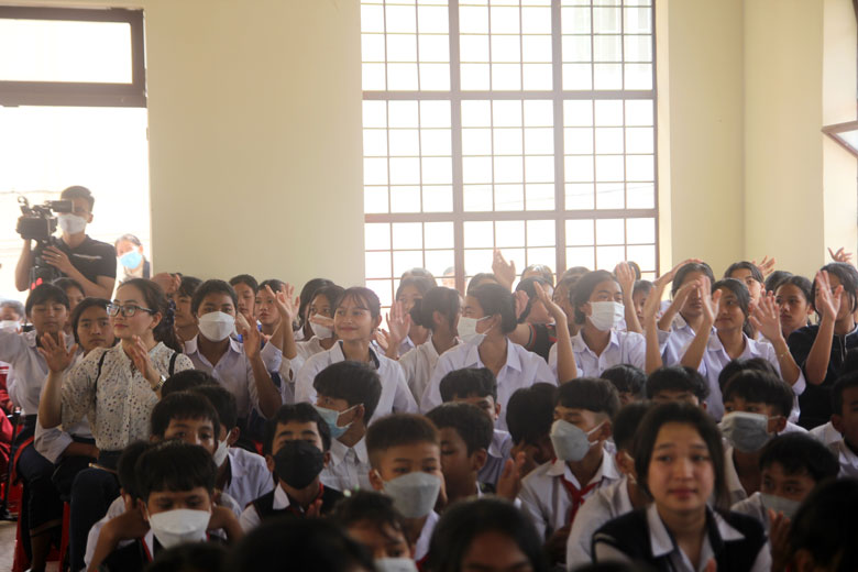 Các em học sinh hào hứng khi được tham gia chương trình cùng các anh chị nghệ sỹ
