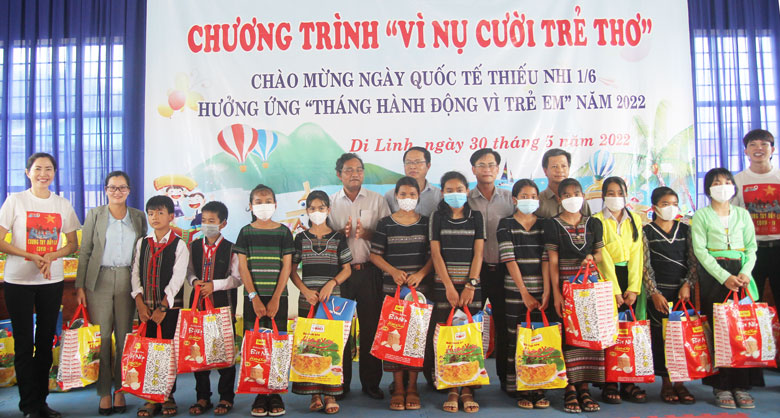 Tặng quà cho các em nhân dịp Tết Thiếu nhi