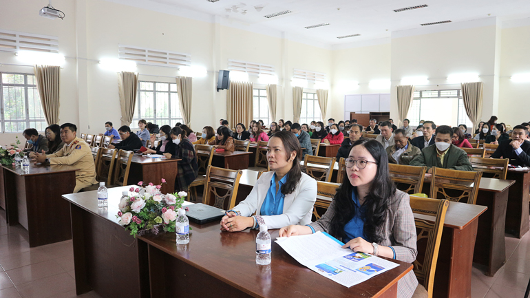 Quán triệt Học tập và làm theo tư tưởng, đạo đức, phong cách Hồ Chí Minh cho đội ngũ cán bộ Công đoàn