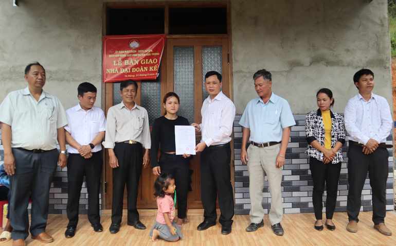 Trao nhà đại đoàn kết cho hộ nghèo nghèo vùng sâu Đức Trọng