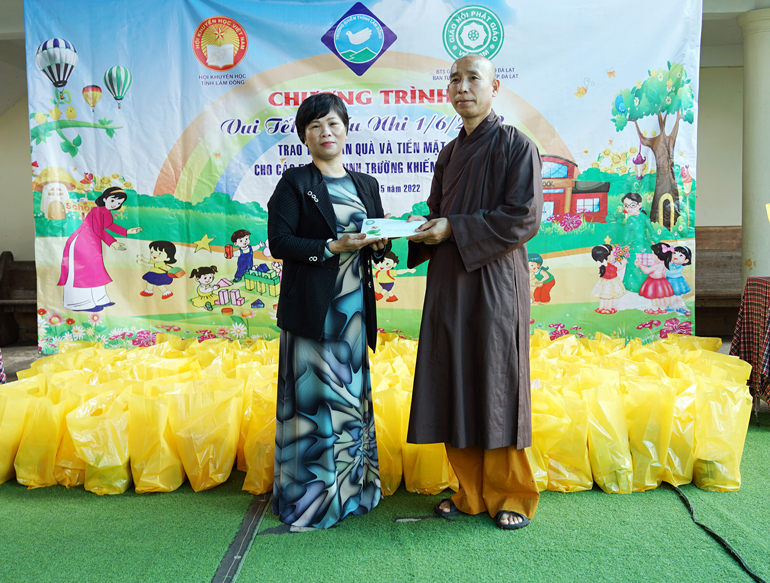 Trao 20 triệu đồng tiền mặt cho mỗi trường học