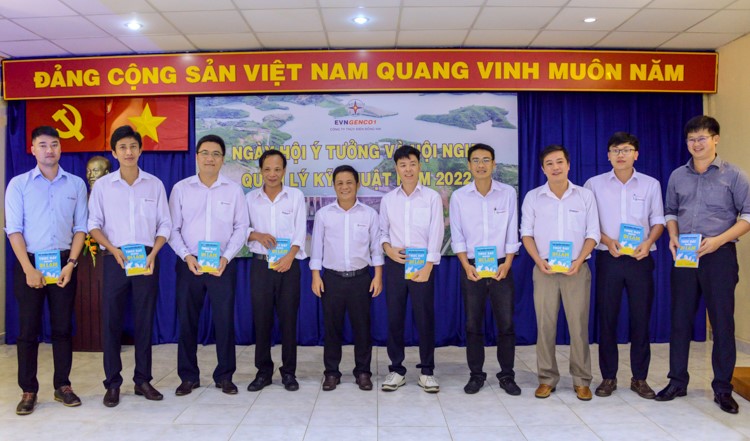 Giám đốc Công ty trao thưởng cho các tác giả có ý tưởng đóng góp cho sự phát triển Công ty