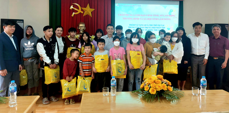 Lãnh đạo tỉnh thăm, chúc mừng nhân Ngày Quốc tế Thiếu nhi 1/6