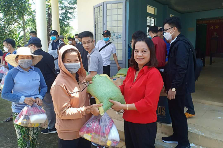 Tặng 100 suất quà các gia đình có hoàn cảnh khó khăn