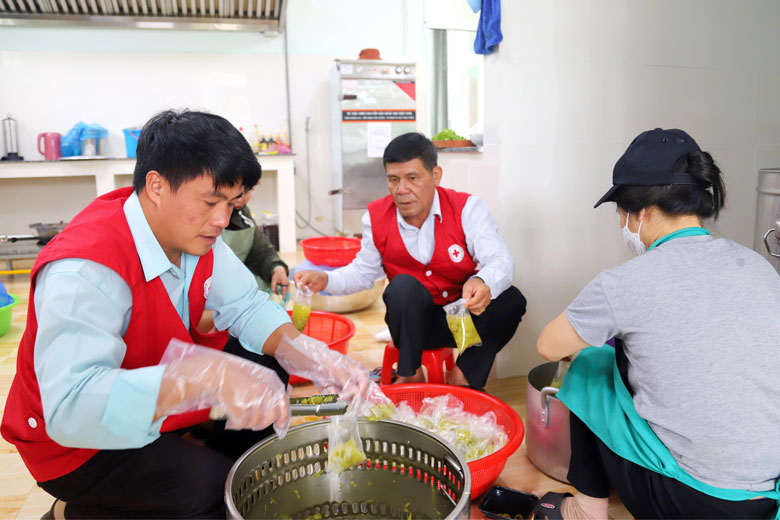 Bếp ăn tình thương và những bữa cơm ấm tình người
