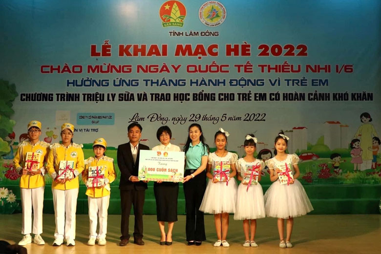 Tặng 2.300 cuốn sách cho đoàn viên, thanh, thiếu nhi