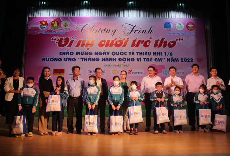 Trao 500 phần quà cho thiếu nhi TP Đà Lạt