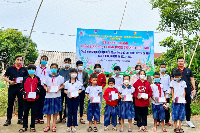 Đạ Tẻh: Khánh thành điểm sinh hoạt cộng đồng và tặng mô hình không gian đọc sách