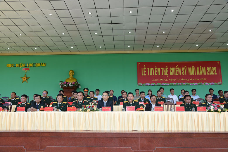 Đồng chí Đặng Trí Dũng – Phó Chủ tịch UBND tỉnh và đại diện lãnh đạo các huyện, thành phố đã tham dự Lễ tuyên thệ tại Học viện Lục quân