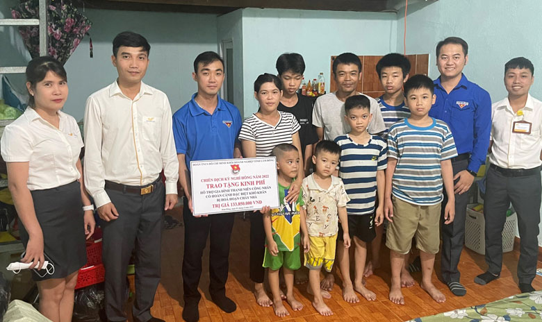 Hỗ trợ hơn 133 triệu đồng cho gia đình thanh niên công nhân bị hỏa hoạn
