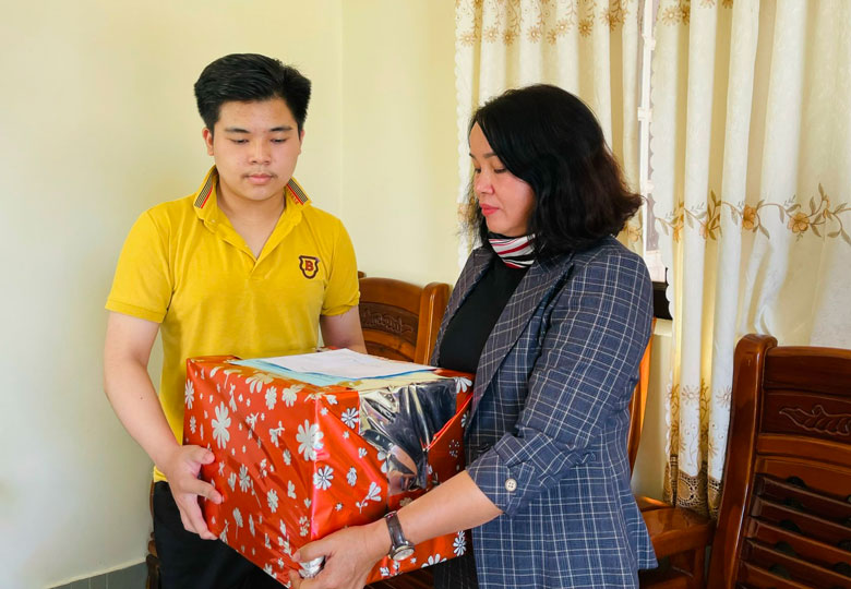 Đức Trọng: Thăm, tặng quà trẻ em bị bệnh hiểm nghèo