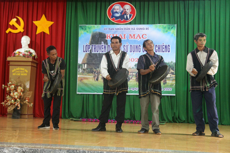 Di Linh: Khai mạc lớp truyền dạy và sử dụng cồng chiêng