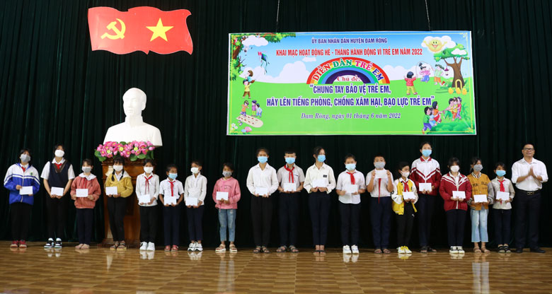Trao học bổng cho các em học sinh có hoàn cảnh khó khăn, vươn lên trong học tập