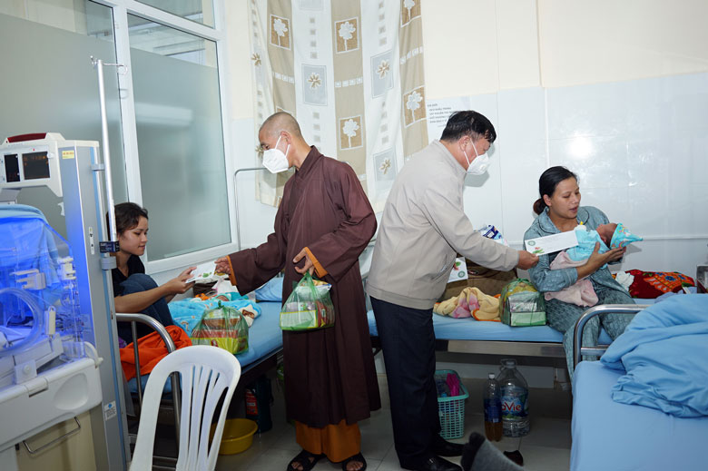 Những phần quà ý nghĩa Ngày Quốc tế Thiếu nhi đến với trẻ em vùng sâu và bệnh nhân ở bệnh viện