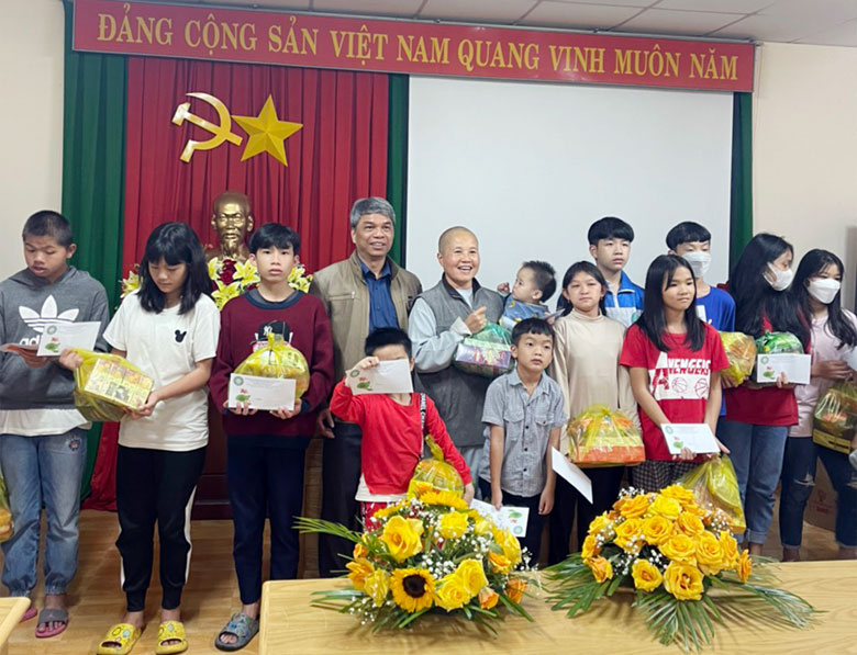 Ni cô Hạnh Nhẫn trao quà cho trẻ em xã P’Ró