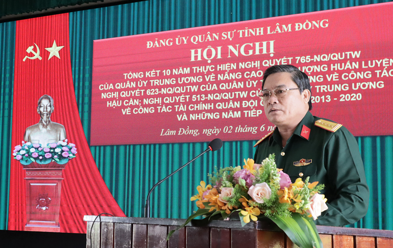 Đại tá Phạm Phú Ý - Phó Tham mưu trưởng Bộ tư lệnh Quân khu 7 phát biểu chỉ đạo tại hội nghị