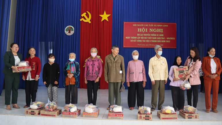 Trao hơn 100 phần quà cho người nghèo, cận nghèo và người cao tuổi