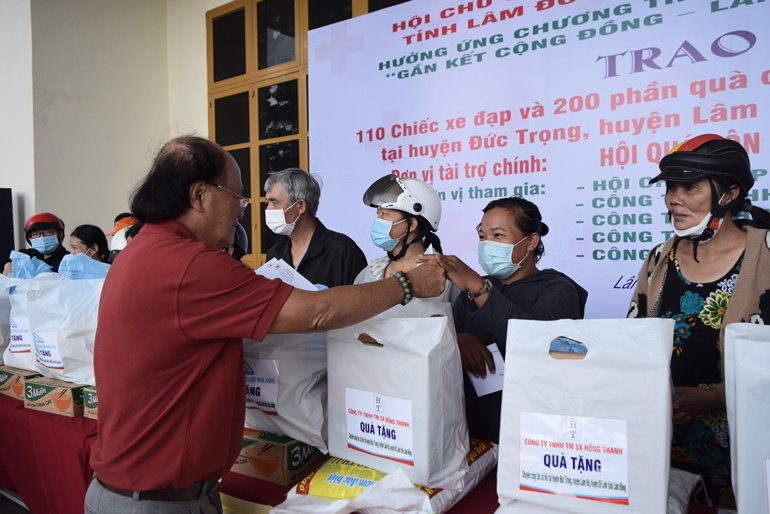 Trao quà cho các hộ nghèo