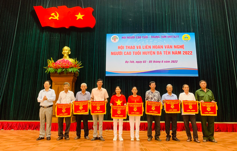 Đạ Tẻh tổ chức hội thao và liên hoan văn nghệ người cao tuổi
