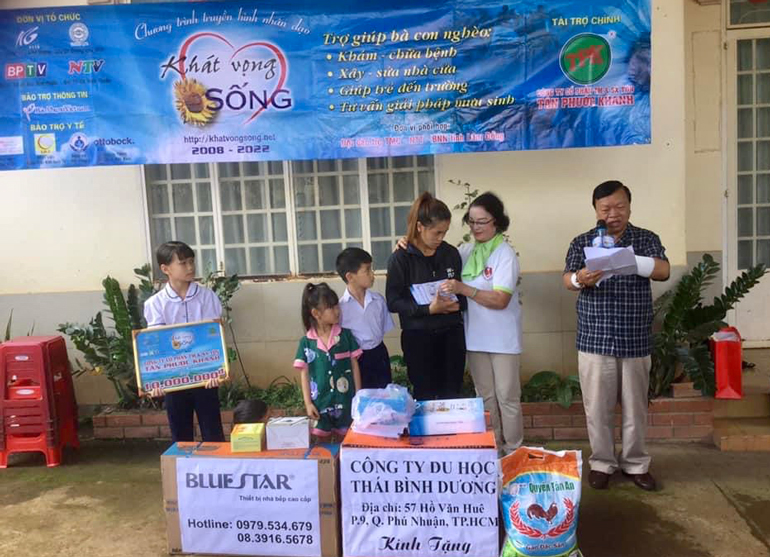 Trao 130 triệu đồng cho gia đình có 4 trẻ mồ côi cha