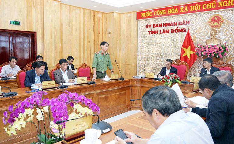 Đại diện lãnh đạo Công an tỉnh phát biểu