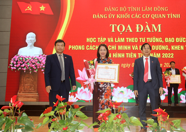 Trao giấy khen cho Chi bộ cơ sở Báo Lâm Đồng