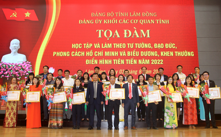 Trao giấy khen cho các tập thể điển hình tiêu biểu trong học tập và làm theo tư tưởng, đạo đức, phong cách Hồ Chí Minh