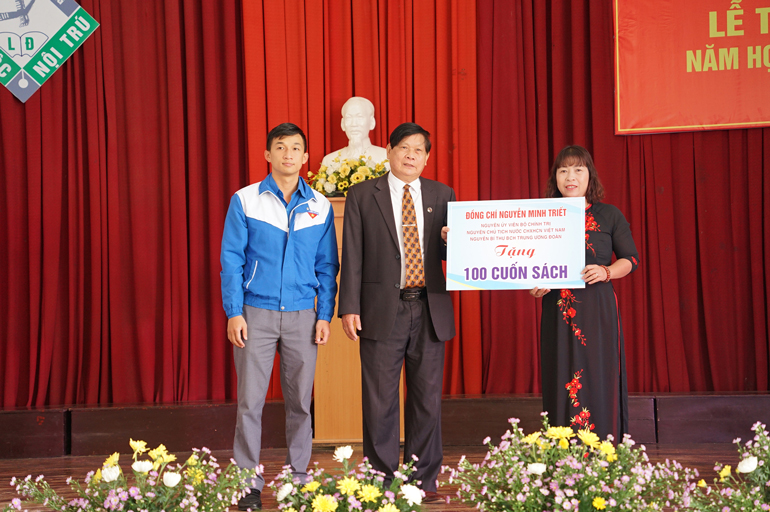 Trường Dân tộc nội trú tỉnh nhận sách tặng của nguyên Chủ tịch nước Nguyễn Minh Triết