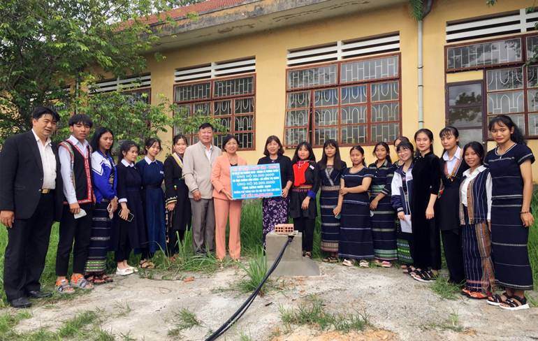 Ông Đỗ Hoàng Tuấn - Phó Chủ tịch Hội Khuyến học tỉnh và nhà tài trợ cùng nhà trường khánh thành giếng khoan và hệ thống cung cấp nước sạch