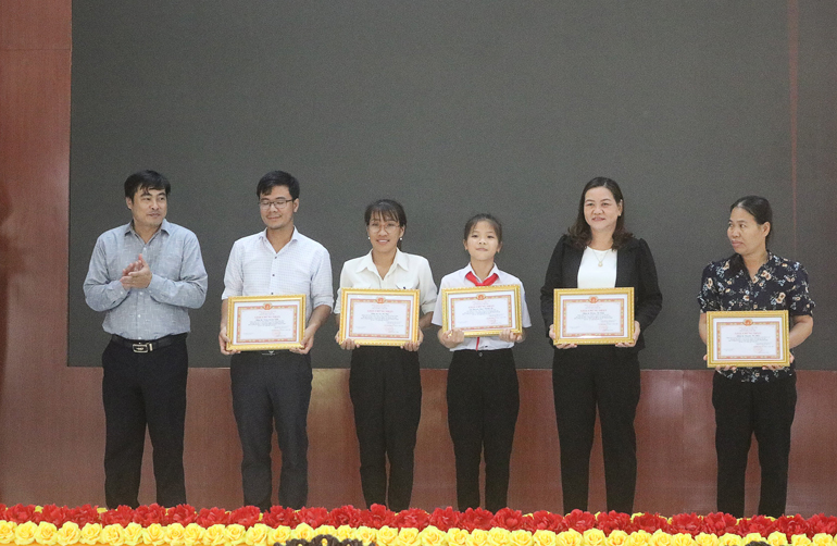Cát Tiên: Trao giải Cuộc thi trắc nghiệm tìm hiểu lịch sử Đảng bộ huyện và Nghị quyết Đại hội đại biểu Đảng bộ huyện lần thứ VIII
