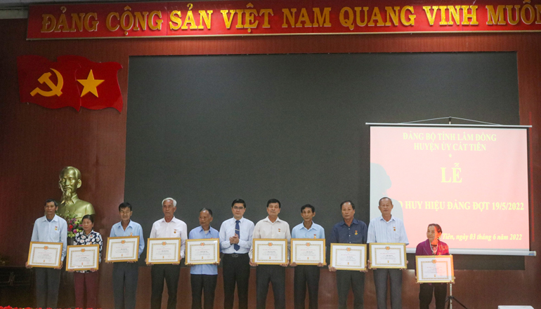 Cát Tiên: Trao Huy hiệu Đảng cho 13 đảng viên