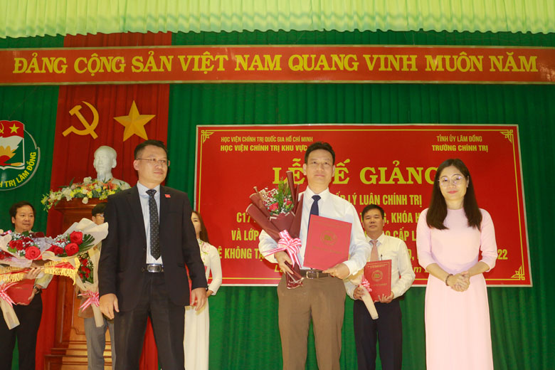 Trao bằng tốt nghiệp Cao cấp Lý luận chính trị cho 110 học viên
