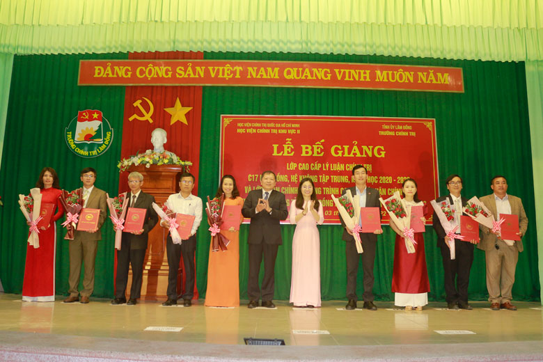 Đồng chí Nguyễn Vĩnh Phúc - Hiệu trưởng Trường Chính trị tỉnh và Tiến sĩ Nguyễn Thị Tuyết Mai - Phó Giám đốc Học viện Chính trị Khu vực II trao bằng tốt nghiệp cho các học viên