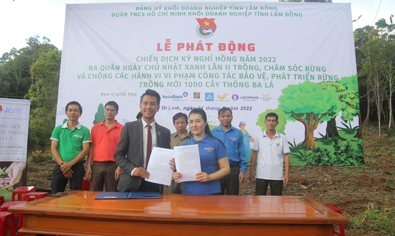 Đoàn Khối Doanh nghiệp phối hợp với JCI Đà Lạt - Hội Doanh nhân trẻ Thế giới ký kết thực hiện Dự án trồng mới 2.000 cây xanh với mục tiêu cao nhất là bảo vệ môi trường