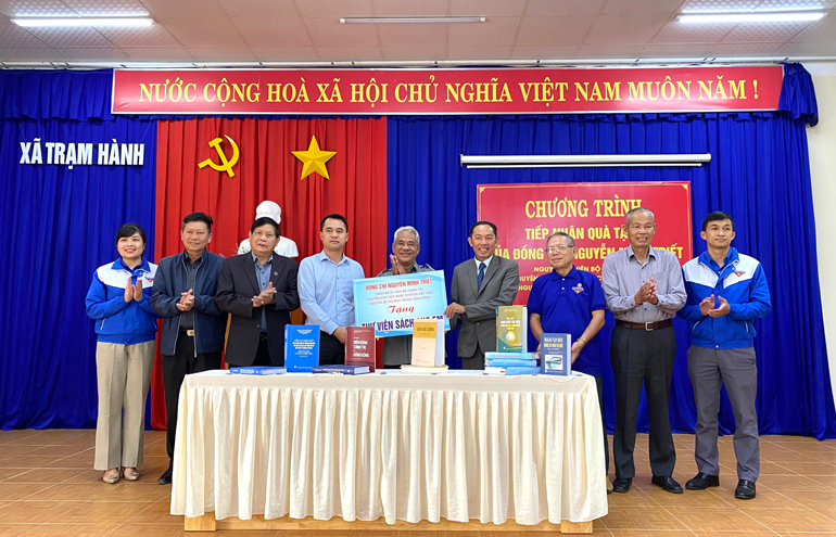 Tặng hơn 2.000 cuốn sách cho thanh, thiếu nhi