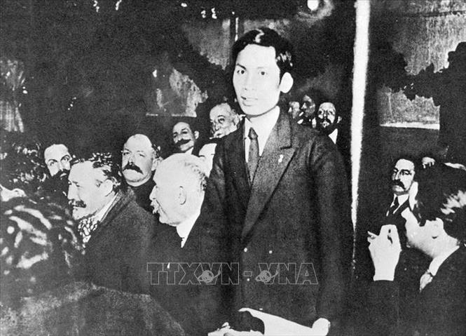  Từ 25 - 30/12/1920, Nguyễn Ái Quốc (tên của Chủ tịch Hồ Chí Minh trong thời gian hoạt động cách mạng ở Pháp) tham dự Đại hội lần thứ 18 Đảng Xã hội Pháp ở thành phố Tours với tư cách đại biểu Đông Dương. Nguyễn Ái Quốc ủng hộ Luận cương của Lenin về vấn đề dân tộc và thuộc địa; tán thành việc thành lập Đảng Cộng sản Pháp và trở thành một trong những người sáng lập Đảng Cộng sản Pháp, và cũng là người Cộng sản đầu tiên của dân tộc Việt Nam. Ảnh: Tư liệu TTXVN