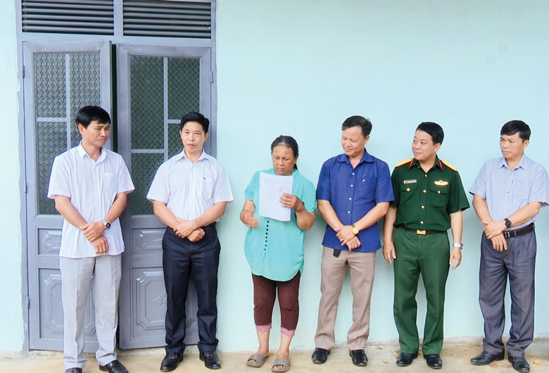 Bảo Lâm: Tặng nhà Đại đoàn kết giúp hộ khó khăn về nhà ở