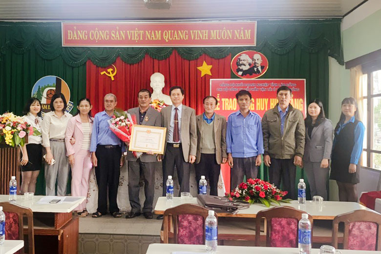 Đảng uỷ Khối Doanh nghiệp tặng Huy hiệu Đảng cho đảng viên