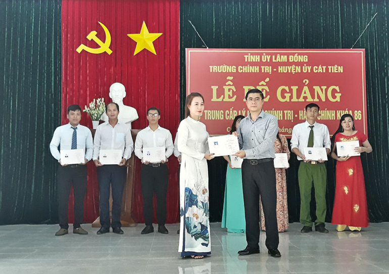 Cát Tiên: Bế giảng lớp Trung cấp Lý luận Chính trị - Hành chính K86