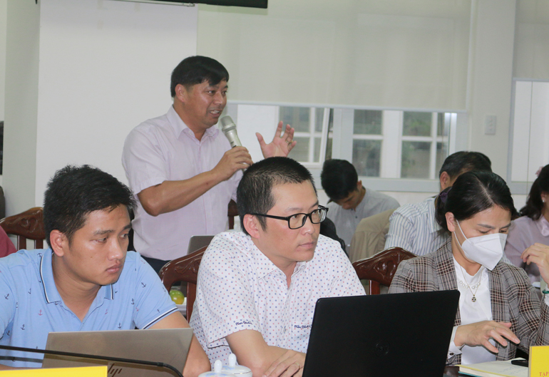 Các phóng viên đặt câu hỏi tại hội nghị