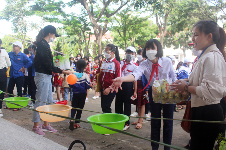 Các em học sinh tham gia các trò chơi